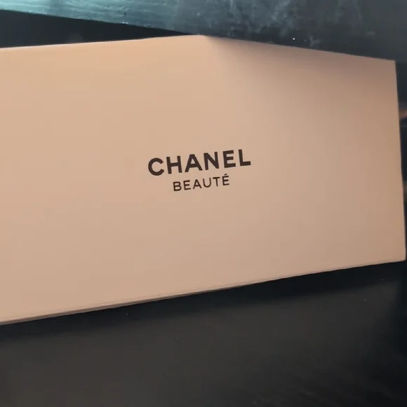 Designer Red, Cream, and Black Hair Clips - Picture 3 of 3